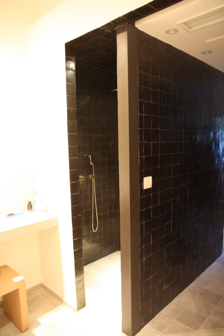 Salle de bain zellige noir art et sud déco