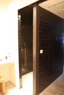 salle de bain zellige noir