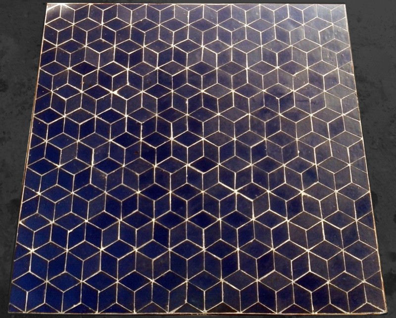 Plateau de table en zellige bleu motif cube